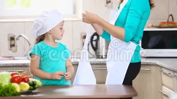 妈妈给女儿穿上厨师服装视频的预览图