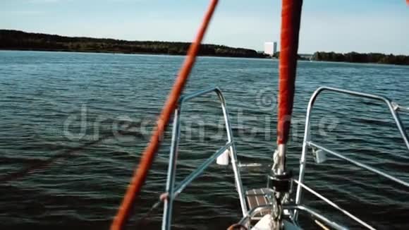 帆船的鼻部穿过湖面上的波浪晴天在风中航行特写镜头视频的预览图