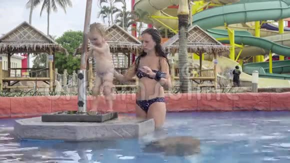 酒店泳池酒吧的母女视频的预览图