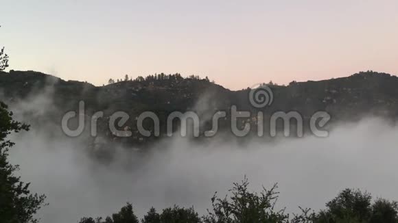 加州风景自然背景慢慢地在山上填充云福克视频的预览图