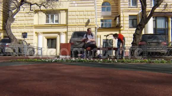 一家人在公园里骑摩托车视频的预览图