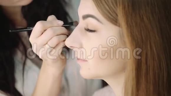 专业化妆师化妆关注模特颜值视频的预览图