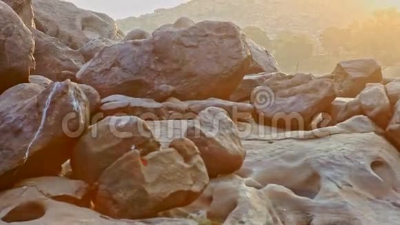 镜头移动从陡峭的岩石银行到小干净的溪流视频的预览图