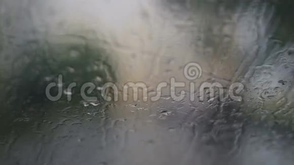 雨滴在玻璃上在街道上视频的预览图