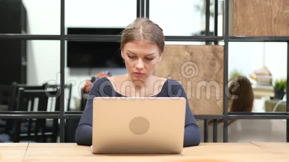 女孩在笔记本电脑上工作的兴奋正面的观点视频的预览图