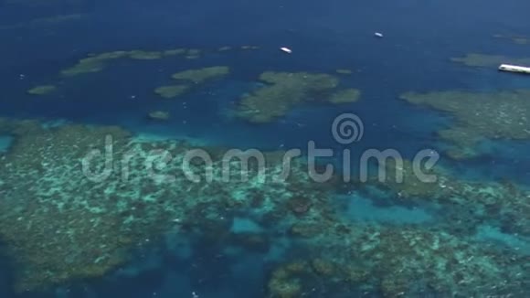 从大堡礁浮潜艇直升机上拍摄的空中射击视频的预览图
