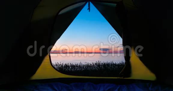 日落时从帐篷上看到的景色大自然的黄昏从帐篷里看到浪漫的景色旅游帐篷在里面视频的预览图