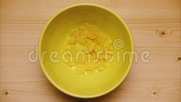 玉米片在黄色的碗里加牛奶停止运动动画视频的预览图