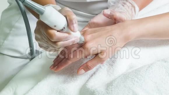 熟练美容师进行女性手臂微磨损治疗视频的预览图