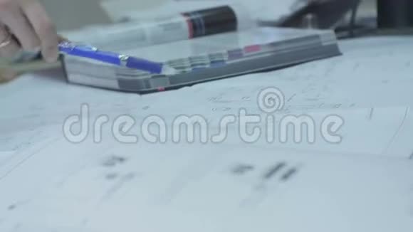 特写人用钢笔在大白纸上展示计划视频的预览图