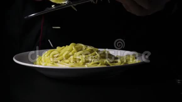慢点厨师把奶酪涂在意大利面上视频的预览图