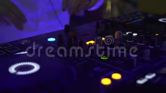 DJ控制台用于混合舞蹈音乐和迪斯科俱乐部的彩色灯光技术舞蹈用DJ调音台和音响控制台视频的预览图