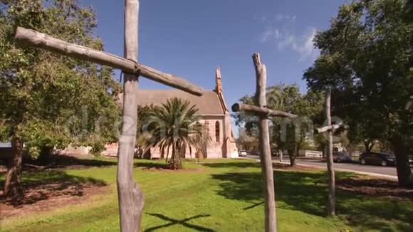 十字架和一座有树的教堂视频的预览图