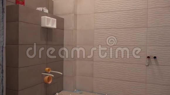 未完成的浴室房间有瓷砖但没有家具视频的预览图