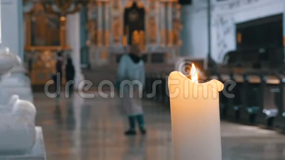 圣米歇尔教堂的蜡烛在燃烧德国慕尼黑视频的预览图