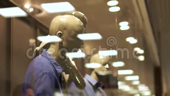 销售消费观念穿着西装的人在商场的橱窗里视频的预览图