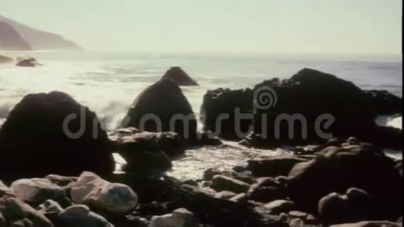 翻拍大海和岩石视频的预览图