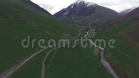斯瓦内蒂乌什古里山村四架直升机的空中视频视频的预览图