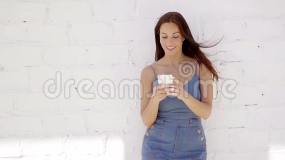 漂亮的时髦女人打短信视频的预览图