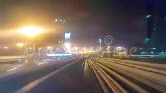 前舱POV视野从现代无司机地铁列车向前冲沿夜迪拜平稳的时间推移视频的预览图