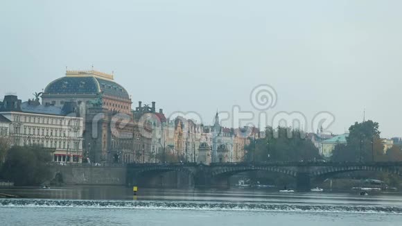 从河对岸到布拉格的老城河上的游船广角查尔斯桥一座塔视频的预览图