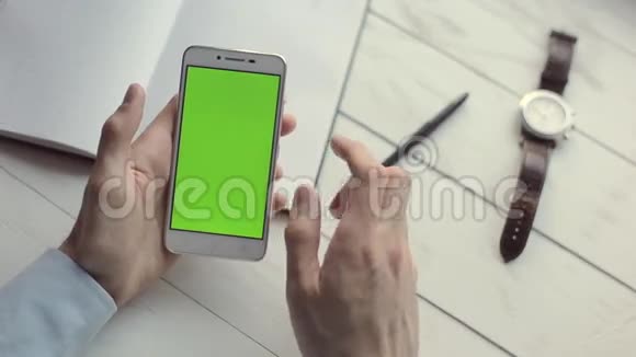 使用绿色屏幕手机的商人视频的预览图