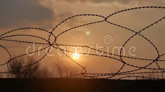 铁丝网监狱围栏危险的阳光透过铁丝网穿透罪犯的安全视频的预览图
