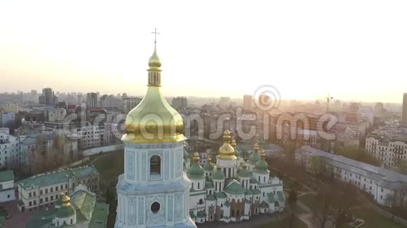 美丽的全景俯瞰基辅市大教堂从上面与老城令人惊叹的城市景观镜头视频的预览图