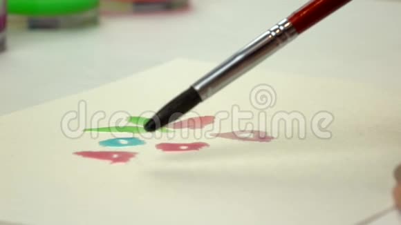 慢镜头艺术家女孩用画笔绘制水彩特写视频的预览图