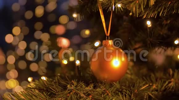 人工杉树圣诞球装饰视频的预览图