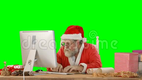 圣诞老人在工作电脑时说话视频的预览图