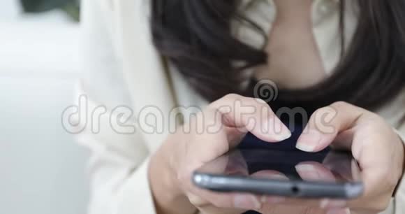 在智能手机上发短信给女人视频的预览图