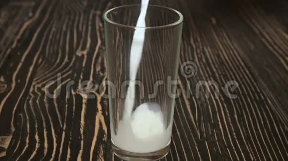一杯新鲜牛奶关门视频的预览图