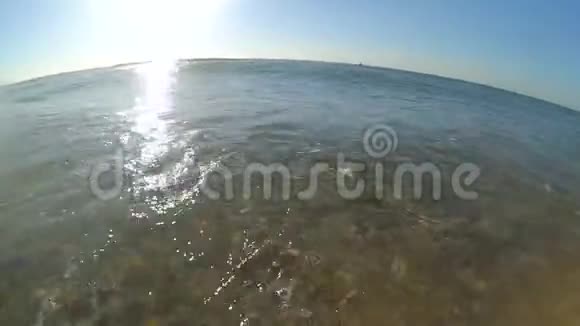 慢动作海浪和白色泡沫卷到沙滩视频的预览图