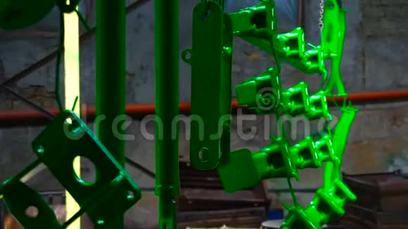 工厂烘干钢轨悬挂农机绿色细节视频的预览图