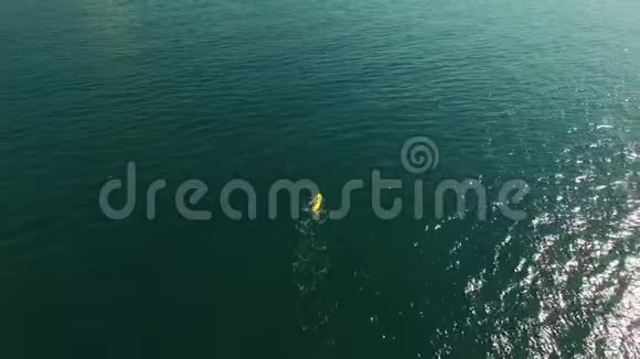 一个人在海边的皮艇上航行鸟瞰视频的预览图