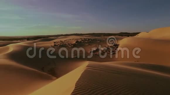 日落阳光沙漠慢运动视野视频的预览图