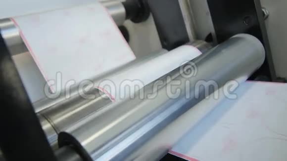 大型机器人N机器风卷纸在车间视频的预览图