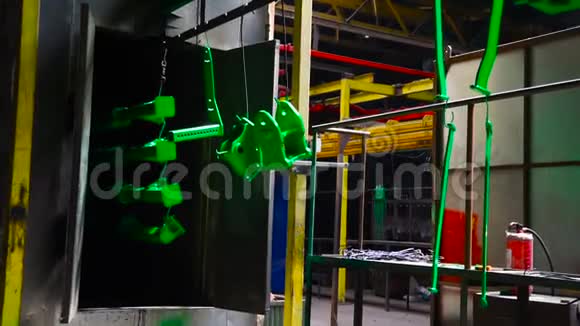 工厂烘干钢轨悬挂农机绿色细节视频的预览图