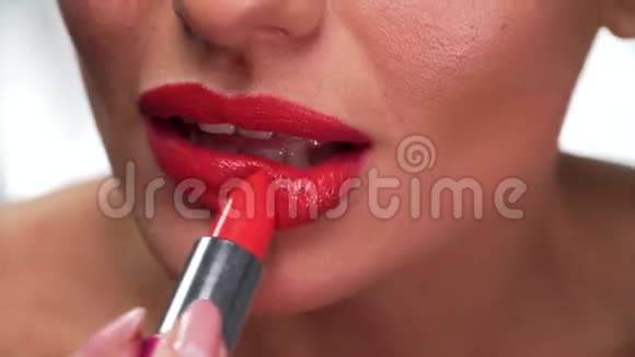 红色唇膏唇膏贴合女性唇膏视频的预览图