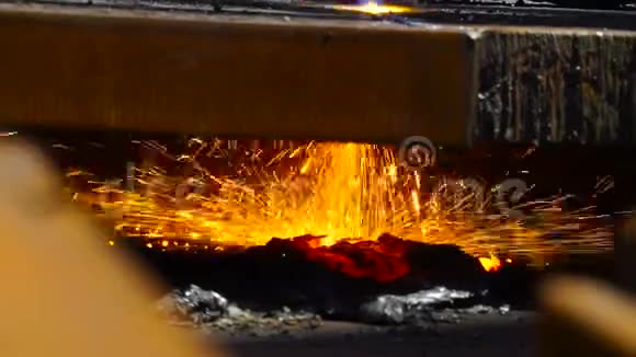 金属熔化行业用气体火焰火炬切割金属的工人视频的预览图