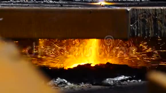 在金属工业中工人用气体火焰火炬切割金属火花接近视频的预览图