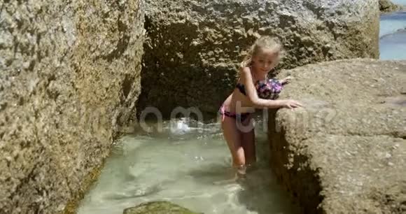 在沙滩上水上散步的女孩视频的预览图