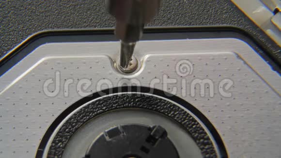 拆卸cdrom光盘驱动器计算机的电子部分激光光驱电脑的调谐维修CD读取器输入视频的预览图