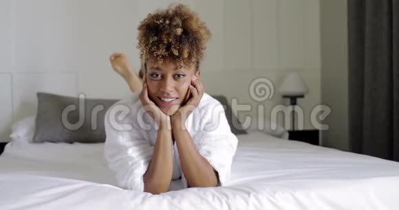 酒店床上迷人的模特视频的预览图