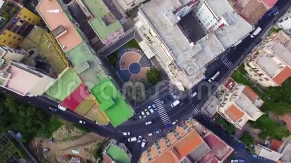 索伦托城市交通的鸟瞰图意大利的转轨老城区的山街旅游理念大海那不勒斯度假视频的预览图