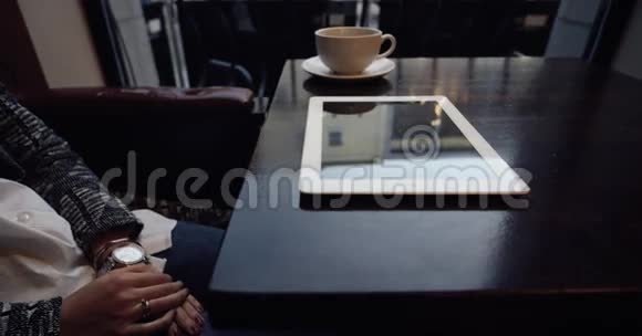 垫在桌子上背景一杯咖啡4K手的细节视频的预览图