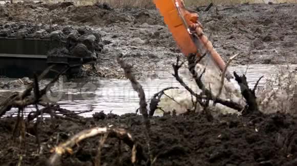 挖机宽斗从河底挖土通道的清理深化视频的预览图