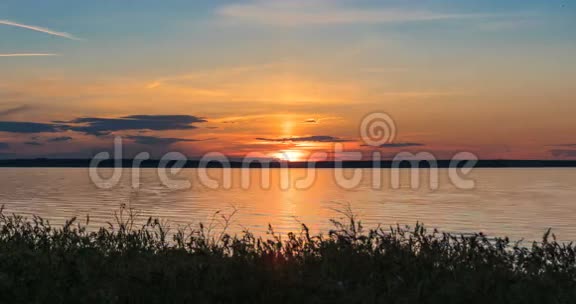 景观时间流逝美丽后金色的夕阳天空越过伏尔加河4kUHD视频的预览图