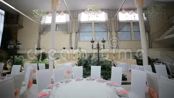 豪华婚宴桌位设置为客人准备婚礼接待场所婚礼餐桌设置视频的预览图